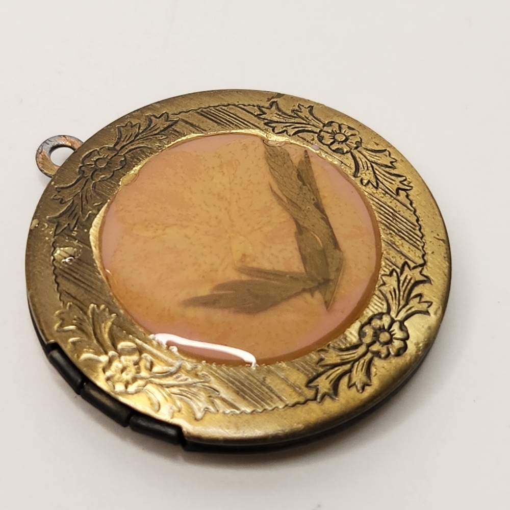 vintage goldtone dried encased flower under enamel locket opens